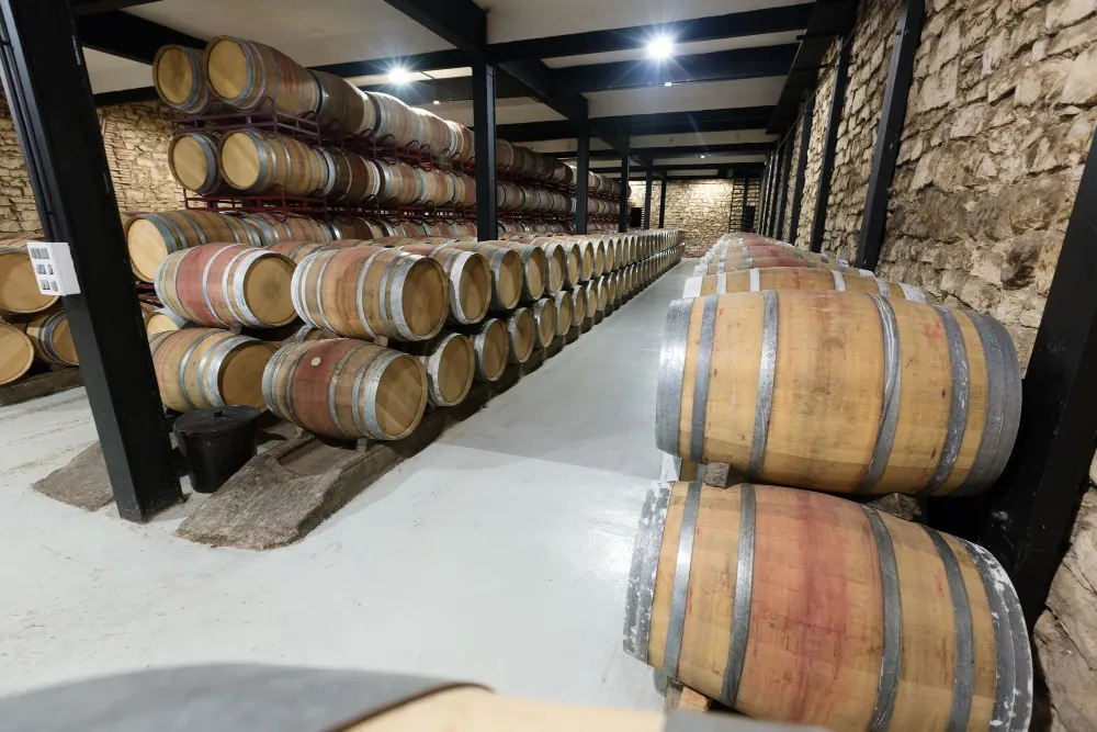 Bodega com barris de carvalho usados na produção do whisky Cavalo Branco