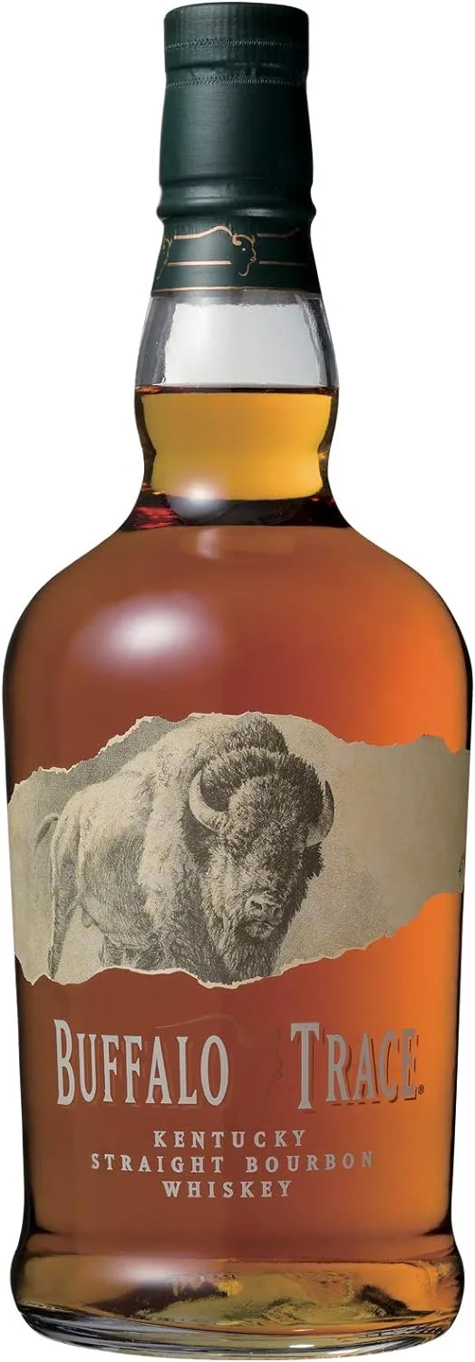 Garrafa de whisky Buffalo Trace, com um rótulo exibindo a imagem de um búfalo.