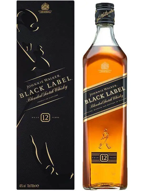 Garrafa de Johnnie Walker Black Label, um whisky escocês blended com 12 anos de envelhecimento.