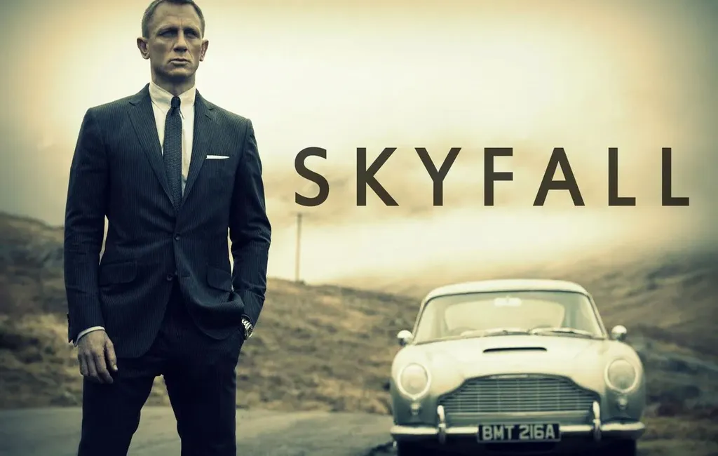 Daniel Craig em "007 - Skyfall" com destaque para o whisky Macallan, símbolo de excelência e parte da cultura popular.