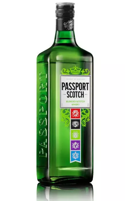 Garrafa de whisky Passport Tradiconal com rótulo verde sofisticado e design elegante.