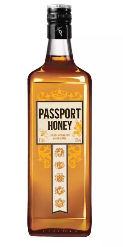 Garrafa de Whisky Passport Honey com rótulo dourado e design atraente.