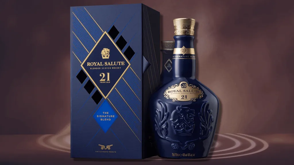 Garrafa de whisky Royal Salute 21 anos ao lado de sua caixa de apresentação