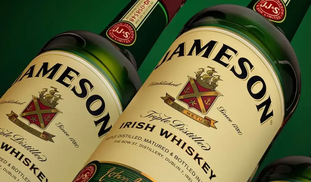 Detalhe de garrafas de whisky Jameson Irish