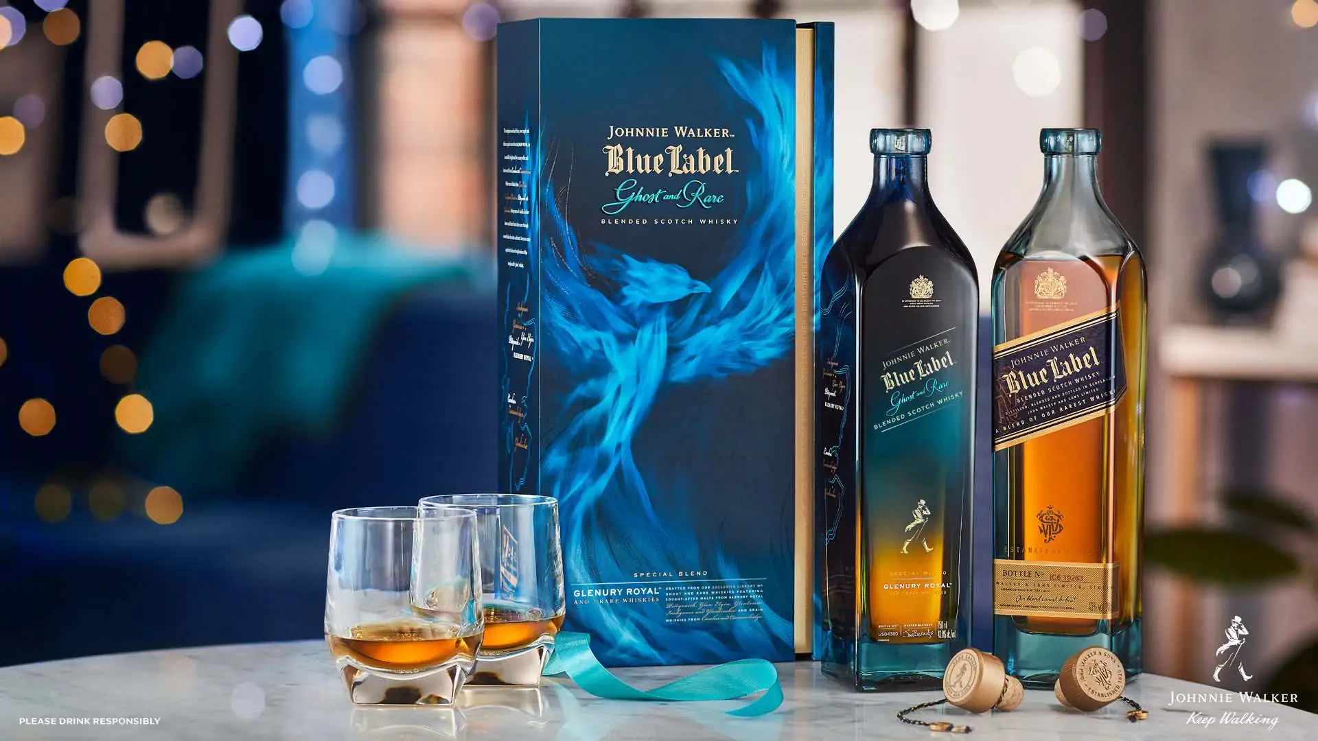 Garrafas de Johnnie Walker Blue Label e dois copos com whisky.