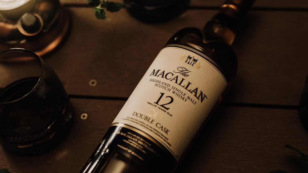 Garrafa de Whisky Macallan 12 anos Double Cask em uma superfície de madeira.