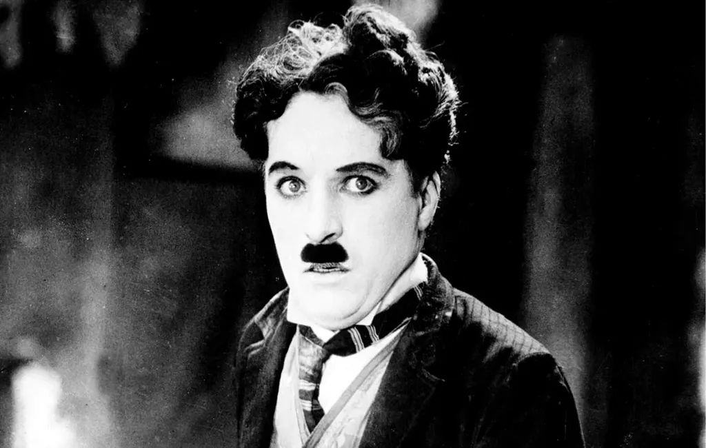 Charlie Chaplin, apreciador do whisky Black & White, com uma garrafa sempre consigo.