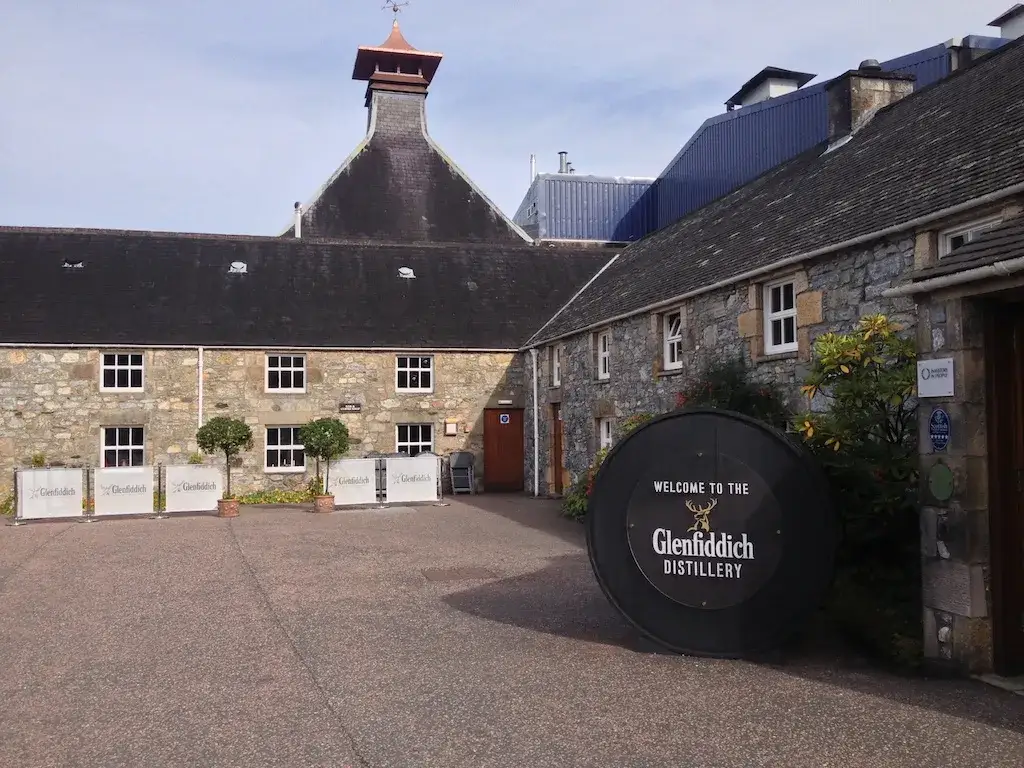 Destilaria Glenfiddich, fundada por William Grant em Dufftown, Escócia.