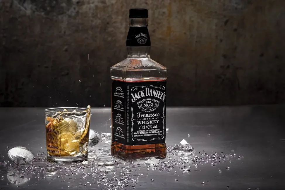 Garrafa de Jack Daniel's Old No. 7 com copo de whisky e gelo.