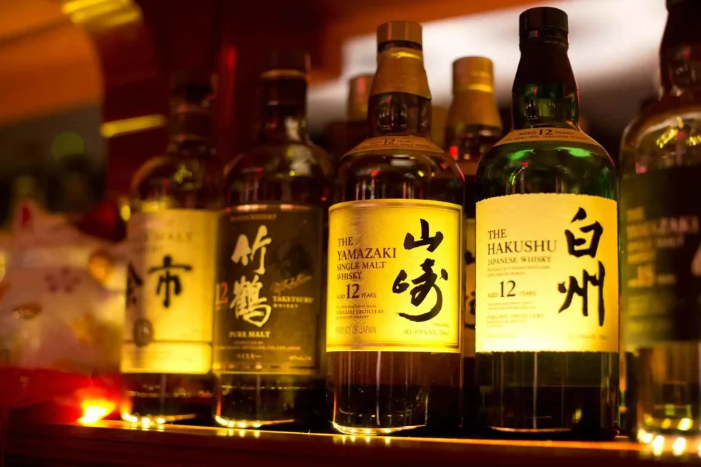 Garrafas de whisky japonês, incluindo Yamazaki e Hakushu, representando os melhores whiskys japoneses.