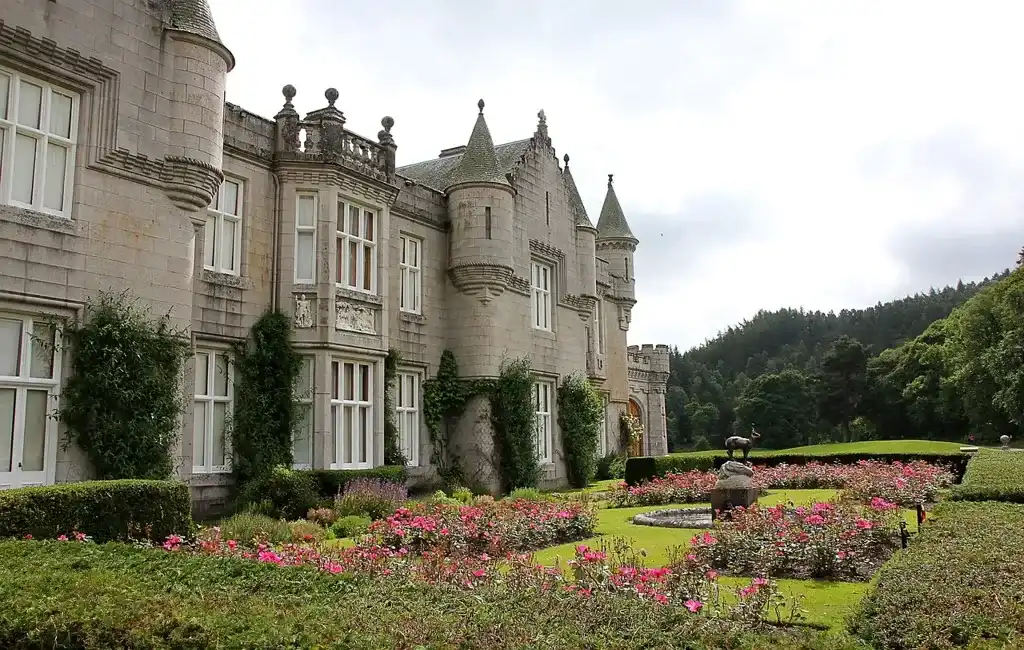 Castelo de Balmoral, local onde a Rainha Victoria experimentou o whisky dos irmãos Chivas.