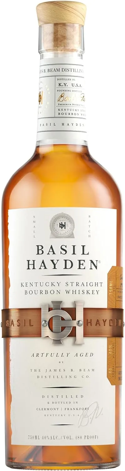 Garrafa de Basil Hayden Kentucky Straight Bourbon Whiskey, exibindo o rótulo sofisticado e a tampa de cortiça.