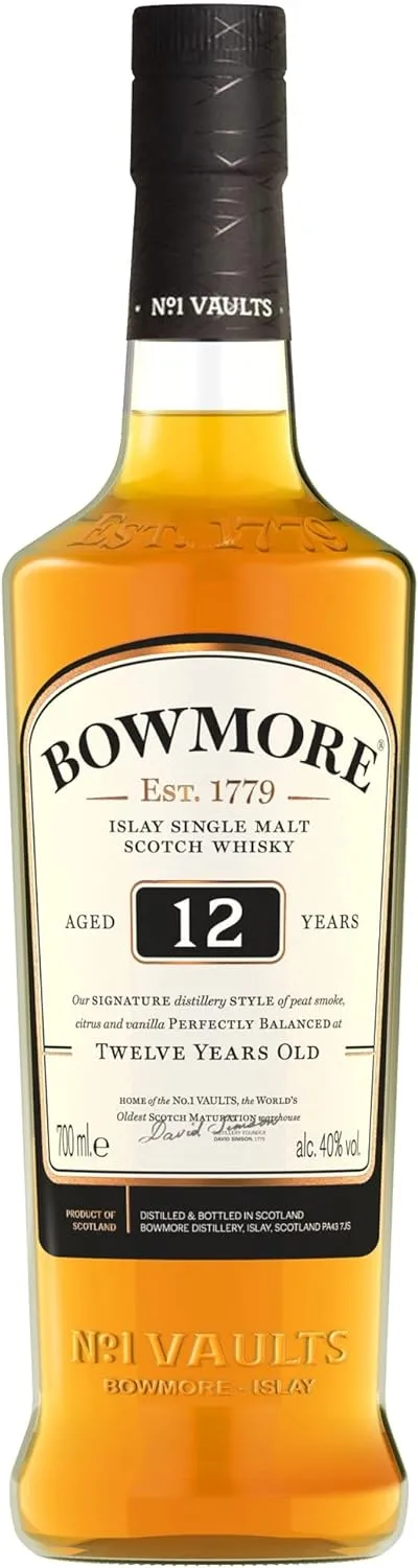 Garrafa de Bowmore 12 Anos, um single malt escocês da região de Islay, conhecido por suas notas defumadas e equilibradas.