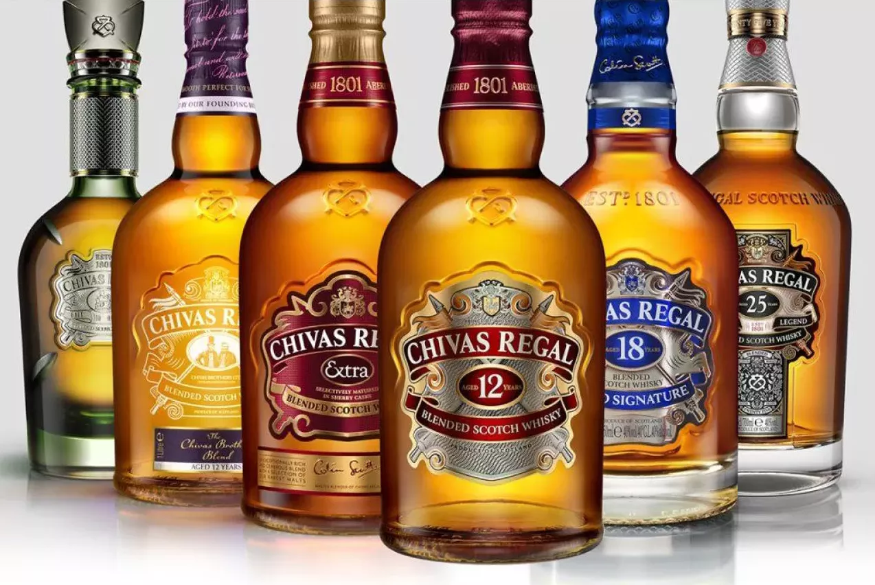 Garrafas de Whisky Chivas Regal de diferentes rótulos.