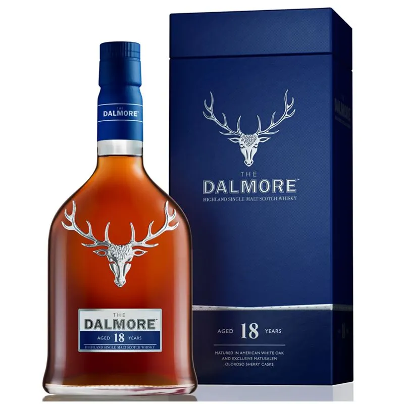 Garrafa de whisky The Dalmore 18 anos com caixa azul.