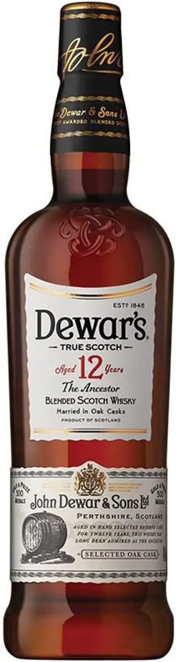 Garrafa de Dewar's 12 Anos, um blended scotch whisky escocês renomado por sua suavidade e maturação em barris de carvalho.