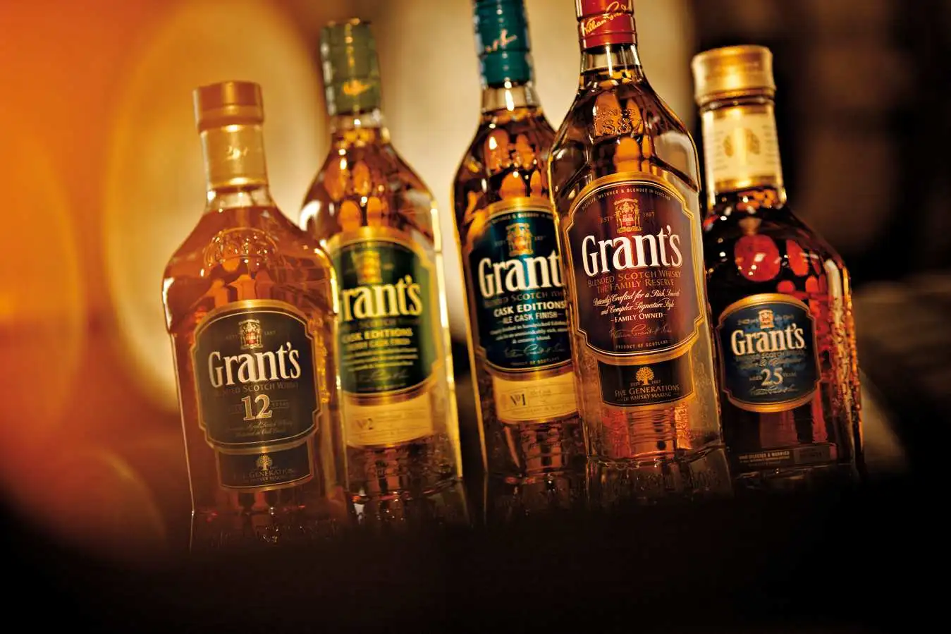 Garrafas de Whisky Grant's em prateleira com diferentes edições e rótulos.