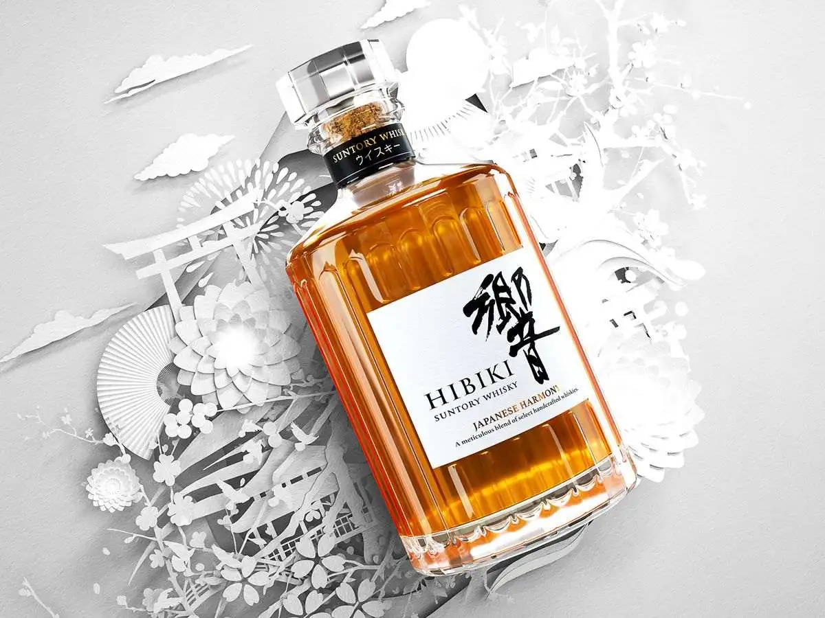 Garrafa de Hibiki Suntory Whisky com fundo artístico em branco.