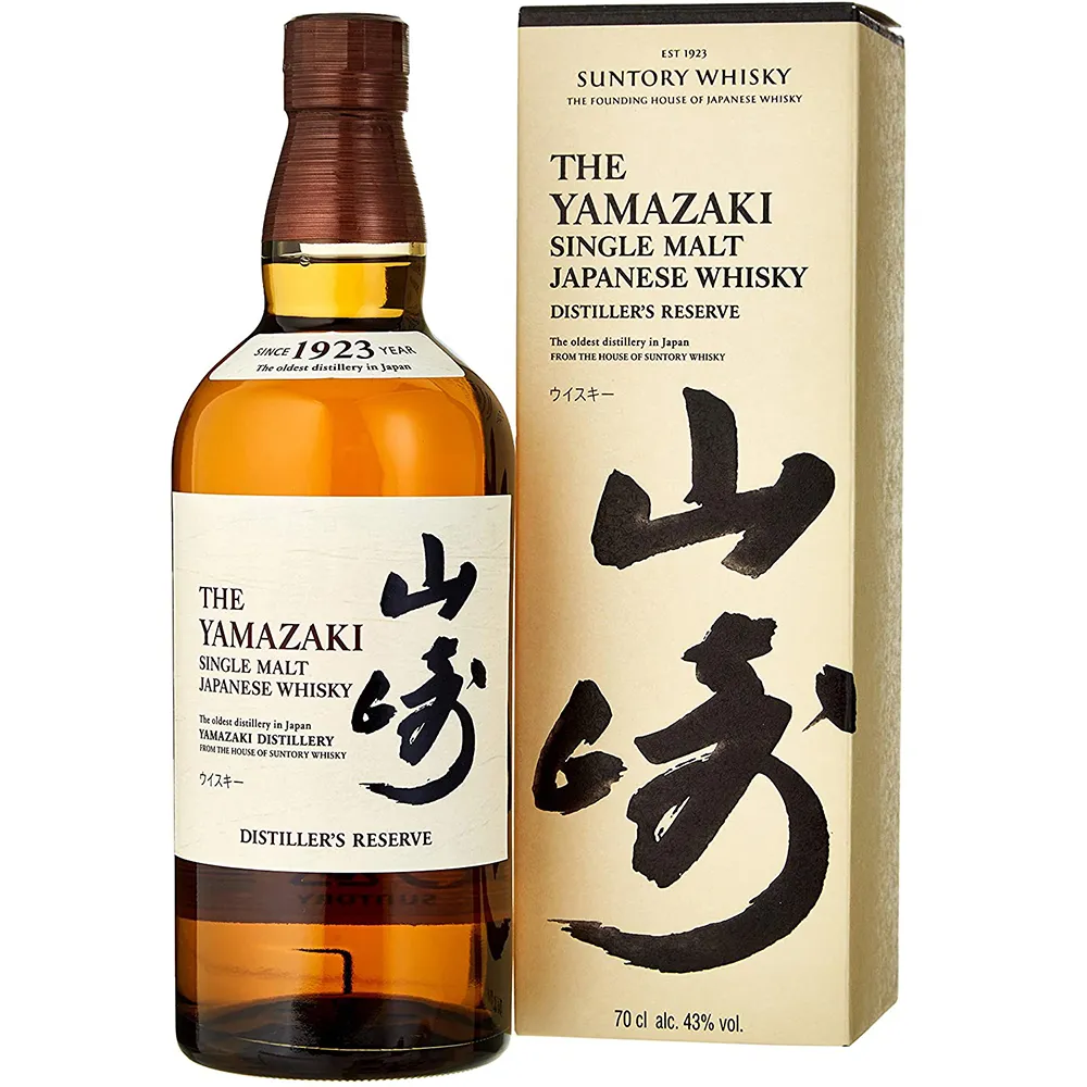 A imagem mostra uma garrafa de whisky The Yamazaki 12 anos, um single malt japonês, ao lado de sua caixa de embalagem. A garrafa possui um design elegante com caracteres japoneses e informações sobre a destilaria mais antiga do Japão, a Yamazaki Distillery. A embalagem complementa a garrafa, exibindo também os detalhes do whisky e seu legado.