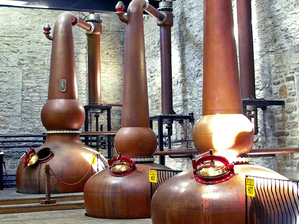 Alambiques de cobre usados na dupla destilação do whisky Old Parr na Escócia.