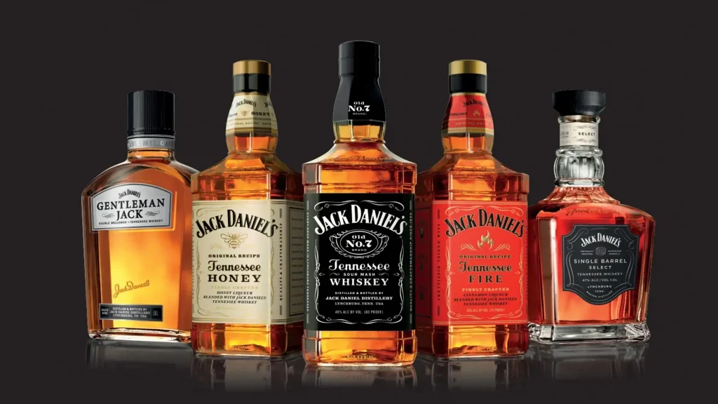 Garrafas de whisky Jack Daniels Gentleman Jack, Tennessee Honey, Old No. 7, Tennessee Fire e Single Barrel Select, representando os melhores whiskys jack daniels.