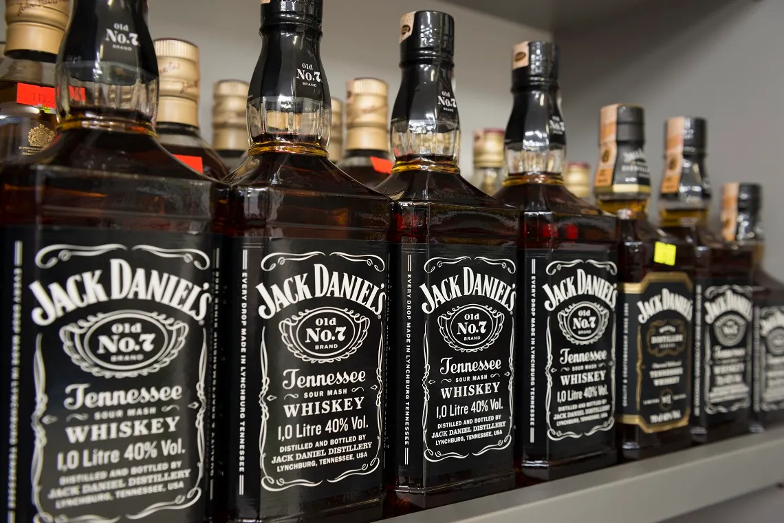 Garrafa de Jack Daniels, rival de mercado do whisky Woodford Reserve, pertencentes à Brown-Forman Corporation.