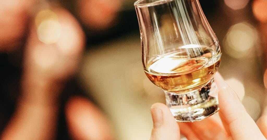 Taça de whisky em destaque, representando a disputa entre Red Label vs Cavalo Branco: Qual Whisky é o Melhor?
