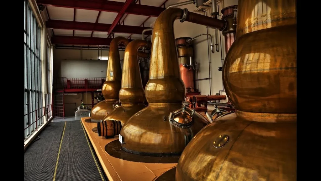 Destiladores de cobre utilizados no processo de produção do whisky 1792 Small Batch, responsáveis por refinar e concentrar os sabores da bebida.
