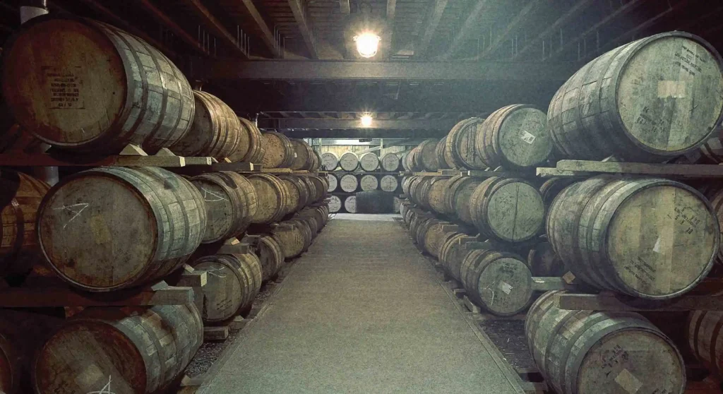 Barris de carvalho americano usados para maturar o Whisky Talisker 10 Anos em armazém tradicional escocês