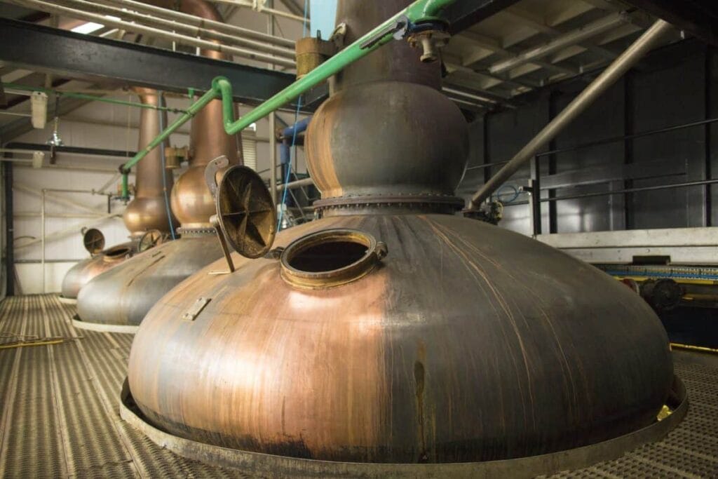 Alambiques de cobre tradicionais usados na destilação do whisky Talisker 10 Anos.