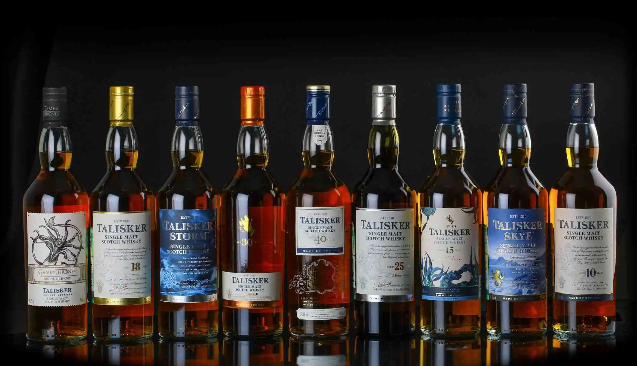 Variações da linha Talisker lado a lado com destaque para o Whisky Talisker 10 Anos no canto direito da imagem.