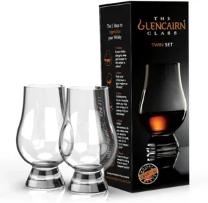 Conjunto de dois copos Glencairn para degustação de whisky, ao lado da caixa original do Twin Set.