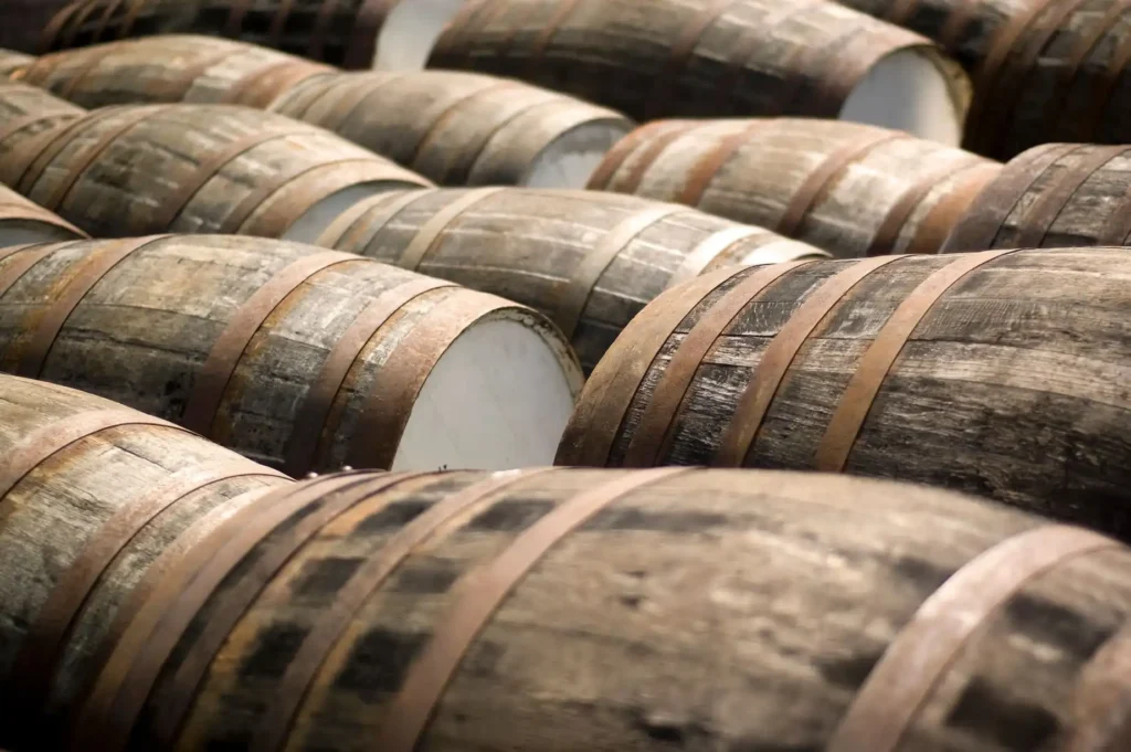 Barris de carvalho usados no envelhecimento do whisky Old Parr, fator que influencia o preço das versões 12 e 18 anos.