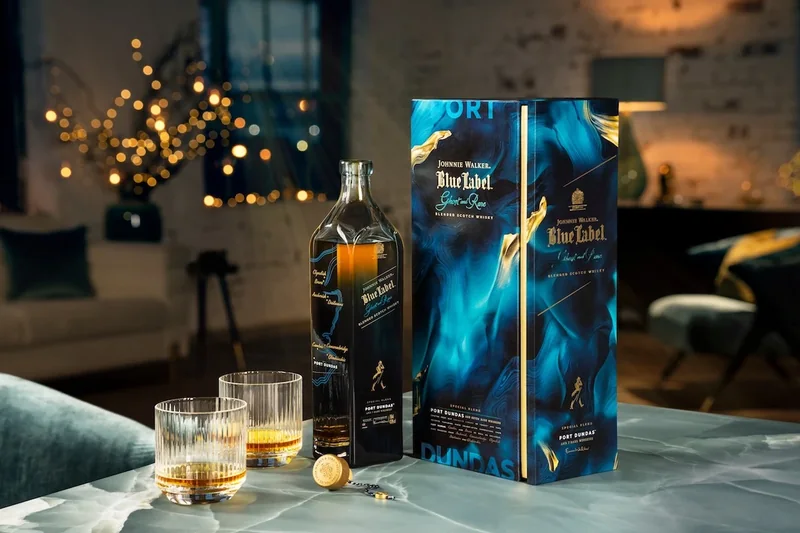 Johnnie Walker Blue Label Ghost and Rare com garrafa, estojo e copos de whisky