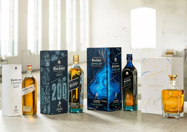 Diferentes versões do Johnnie Walker Blue Label com garrafas e caixas especiais
