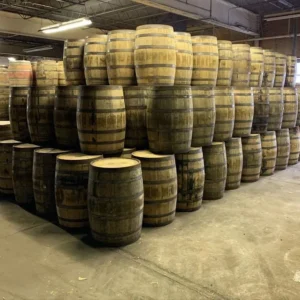 Barris de whisky armazenados em depósito, ilustrando a raridade e o preço do whisky Blue Label